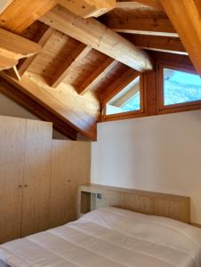 SirorにあるCasa Heidiのベッドと2つの窓がある寝室