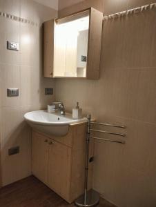 SirorにあるCasa Heidiの洗面台と鏡のあるバスルーム +5枚の写真