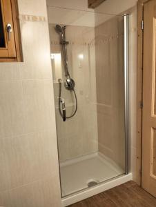 SirorにあるCasa Heidiの浴室のガラス扉付きシャワー