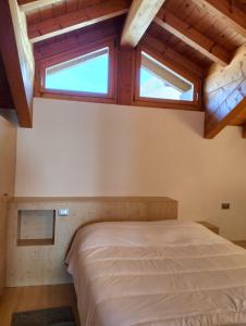 SirorにあるCasa Heidiの窓が2つある部屋のベッド