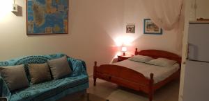 una camera da letto con un letto e un divano di Résidence le Belvedere de Gissac a Sainte-Anne