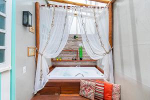 a bath tub in a room with a window at CasinhaPiri in Pirenópolis