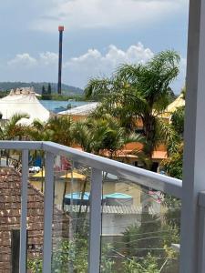 uma vista para um resort com uma piscina e palmeiras em Pousada Valentina em Penha
