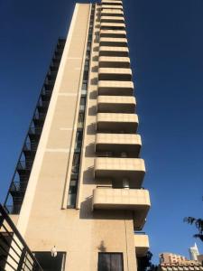 um edifício alto com varandas ao lado em Apartamento kuki en Rincón de Loix em Benidorm
