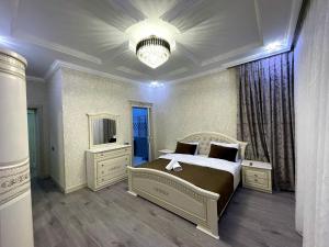 Un dormitorio con una cama grande y un espejo. en Qafqaz Resort Harmony, en Gabala 40 fotos más