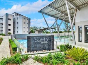 SandtonにあるSoho Luxury Penthouseのソーホーホテルのプールの景色を望めます。