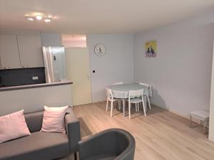 een woonkamer met een bank en een tafel bij Westhinder 605 in De Panne