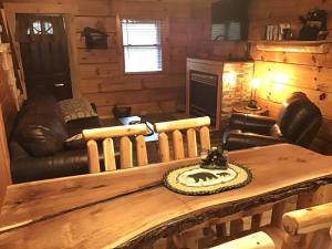 ein Wohnzimmer mit einem Sofa und einem Tisch in der Unterkunft Dollywood! Brand new Dancing Bear 3-Bear Tracks in Pigeon Forge