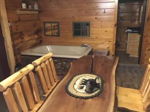 Zimmer mit einem Holztisch und einer Badewanne in der Unterkunft Dollywood! Brand new Dancing Bear 3-Bear Tracks in Pigeon Forge
