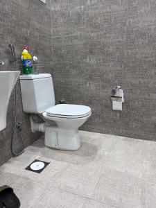La salle de bains est pourvue de toilettes et d'un lavabo. dans l'établissement شقة نصف القمر, à La Mecque