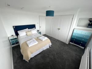 um quarto com uma cama e dois armários azuis em The Beach House em South Hayling