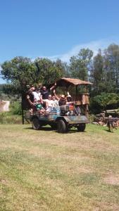 a group of people riding in the back of a truck at Casa de Campo Província Minosso in Farroupilha