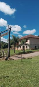 法羅皮利亞的住宿－Casa de Campo Província Minosso，田野前有路标的房子