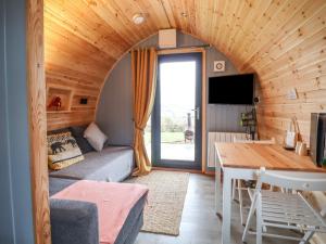 ein Wohnzimmer mit einem Sofa und einem Tisch in der Unterkunft Ingleborough in Clitheroe