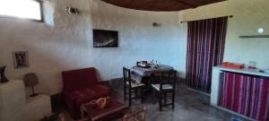 sala de estar con mesa y silla en Casa Pachamama en Tilcara