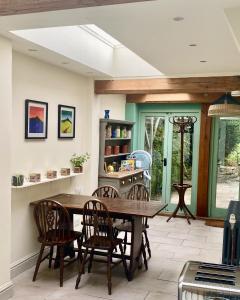 - une salle à manger avec une table et des chaises en bois dans l'établissement The Dragonfly BNB, Glastonbury, à Glastonbury