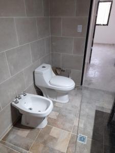 y baño con aseo y bidet. en CASA LA PAZ en Cafayate