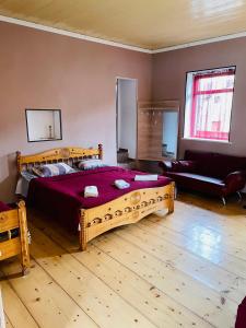 Postel nebo postele na pokoji v ubytování Travel Inn House Mestia • მოგზაურის სახლი