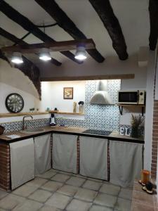 貝塞特的住宿－El Castellá，厨房配有水槽和台面