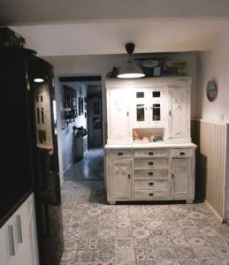 een keuken met een witte kast in een kamer bij Agroturystyka Rancho Lavender - Dom gościnny 