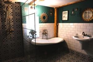 een badkamer met een bad, een wastafel en een douche bij Agroturystyka Rancho Lavender - Dom gościnny 