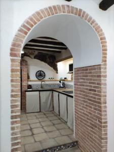 貝塞特的住宿－El Castellá，厨房里的拱门,有砖墙