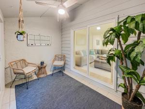 um quarto com 2 cadeiras e um quarto em 5 Min to Beach—King Beds em Charleston