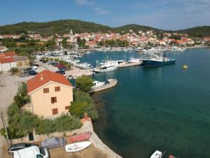 z powietrza widok na port z łodziami w wodzie w obiekcie Island Paradise Apartment w mieście Kukljica