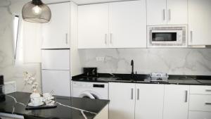 Kuchyňa alebo kuchynka v ubytovaní Luxury Bungalow Costa Blanca Ground Floor ,StayOrihuelaCosta, Lago Jardin 1#PRP003