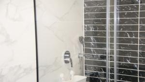 Kúpeľňa v ubytovaní Luxury Bungalow Costa Blanca Ground Floor ,StayOrihuelaCosta, Lago Jardin 1#PRP003