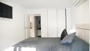 Posteľ alebo postele v izbe v ubytovaní Luxury Bungalow Costa Blanca Ground Floor ,StayOrihuelaCosta, Lago Jardin 1#PRP003