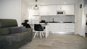Kuchyňa alebo kuchynka v ubytovaní Luxury Bungalow Costa Blanca Ground Floor ,StayOrihuelaCosta, Lago Jardin 1#PRP003