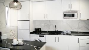 Kuchyňa alebo kuchynka v ubytovaní Luxury Bungalow Costa Blanca Ground Floor ,StayOrihuelaCosta, Lago Jardin 1#PRP003