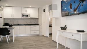 Kuchyňa alebo kuchynka v ubytovaní Luxury Bungalow Costa Blanca Ground Floor ,StayOrihuelaCosta, Lago Jardin 1#PRP003