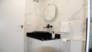 Kúpeľňa v ubytovaní Luxury Bungalow Costa Blanca Ground Floor ,StayOrihuelaCosta, Lago Jardin 1#PRP003