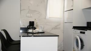 Kuchyňa alebo kuchynka v ubytovaní Luxury Bungalow Costa Blanca Ground Floor ,StayOrihuelaCosta, Lago Jardin 1#PRP003