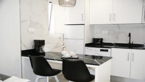 Kuchyňa alebo kuchynka v ubytovaní Luxury Bungalow Costa Blanca Ground Floor ,StayOrihuelaCosta, Lago Jardin 1#PRP003