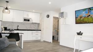Kuchyňa alebo kuchynka v ubytovaní Luxury Bungalow Costa Blanca Ground Floor ,StayOrihuelaCosta, Lago Jardin 1#PRP003