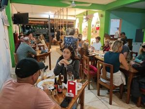 un gruppo di persone seduti ai tavoli in un ristorante di El Ultimo Maya ad Akumal