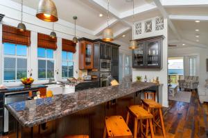 een keuken met een groot eiland met een aanrecht bij Destin Pointe 3586 - Emerald Breeze Hideaway in Destin