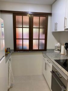 a kitchen with a window and a counter top at Apartamento L'Estartit in L'Estartit