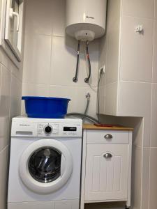 レスタルティットにあるApartamento L'Estartitの小さなキッチン(洗濯機、乾燥機付)