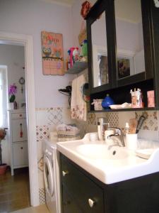 La salle de bains est pourvue d'un lavabo et d'un lave-linge. dans l'établissement La casa azzurra, à Moneglia