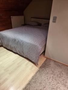 - une chambre avec un lit et du parquet dans l'établissement maison de vacances, à Halle