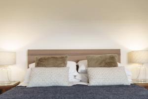 ein Schlafzimmer mit einem Bett mit zwei Kissen darauf in der Unterkunft Smart self-catering apartment, Clitheroe in Clitheroe