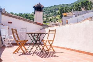 dos sillas y una mesa en el techo de una casa en 7 Pisos Casa Rural de Pueblo en Cocentaina