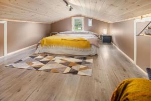 een slaapkamer met een bed en een geruit tapijt bij Koselig bolig i Lofoten / Vesterålen in Strønstad