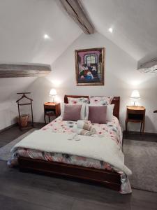 ein Schlafzimmer mit einem großen Bett und zwei Lampen in der Unterkunft Un Coin de Paradis à Doue , 40 minutes Disneyland in Doue