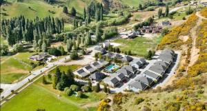 una vista aérea de una casa en una colina en Cardrona Mountain Chalet with Pool and Jacuzzi en Cardrona