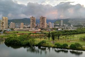 une ville avec de grands bâtiments et une masse d'eau dans l'établissement Apartments at Palms Waikiki, à Honolulu